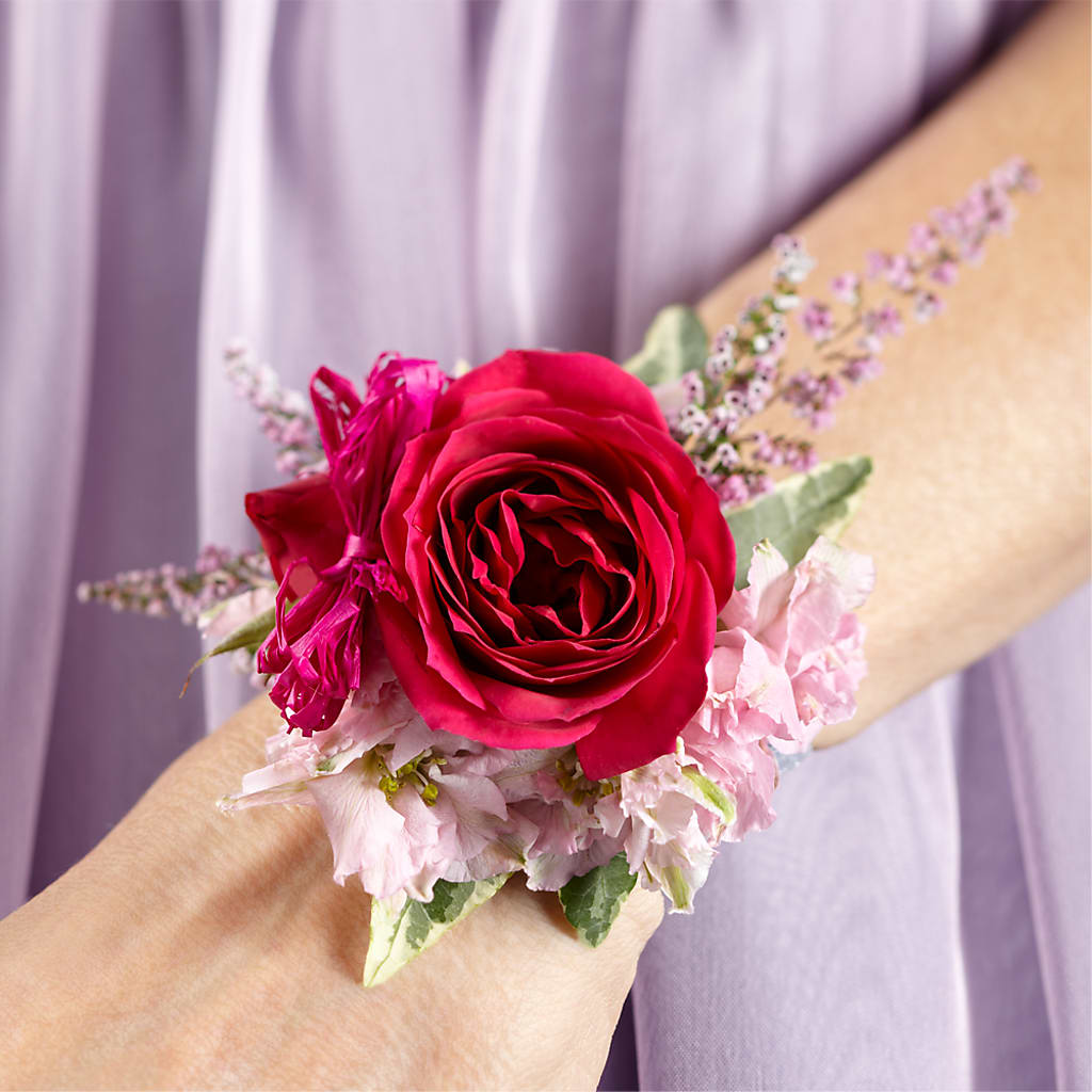 Rose Charm Corsage – JANIE'S COUNTRY GALLERY FLORIST, Bristol VA
