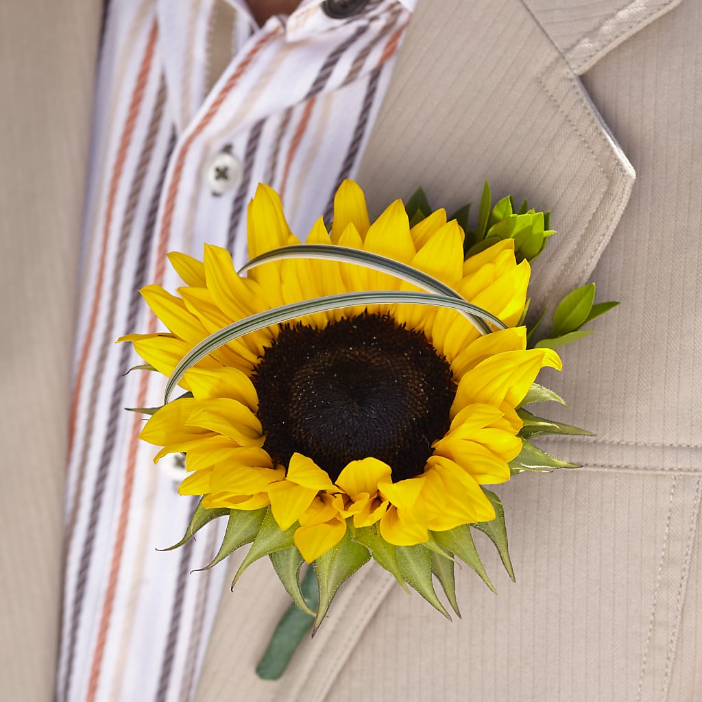 Free Spirit Boutonniere – JANIE'S COUNTRY GALLERY FLORIST, Bristol VA