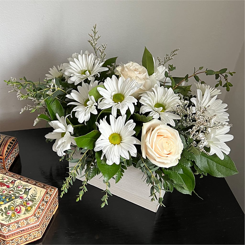 Fresh Linen Box Bouquet – JANIE'S COUNTRY GALLERY FLORIST, Bristol VA